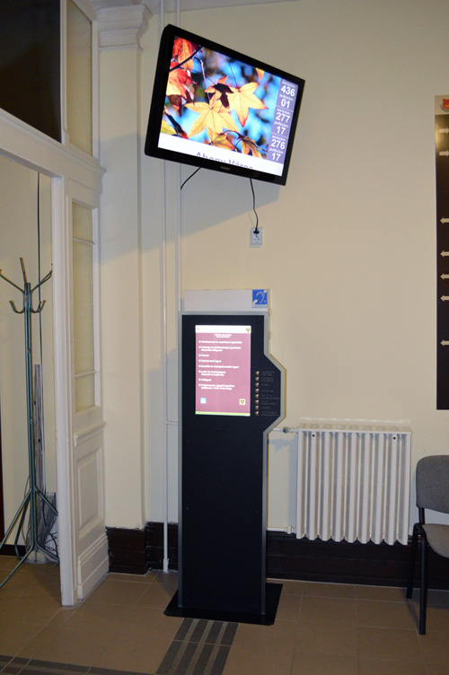 ügyfélhívó totem