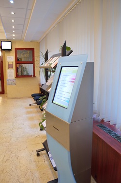 ügyfélhívó totem